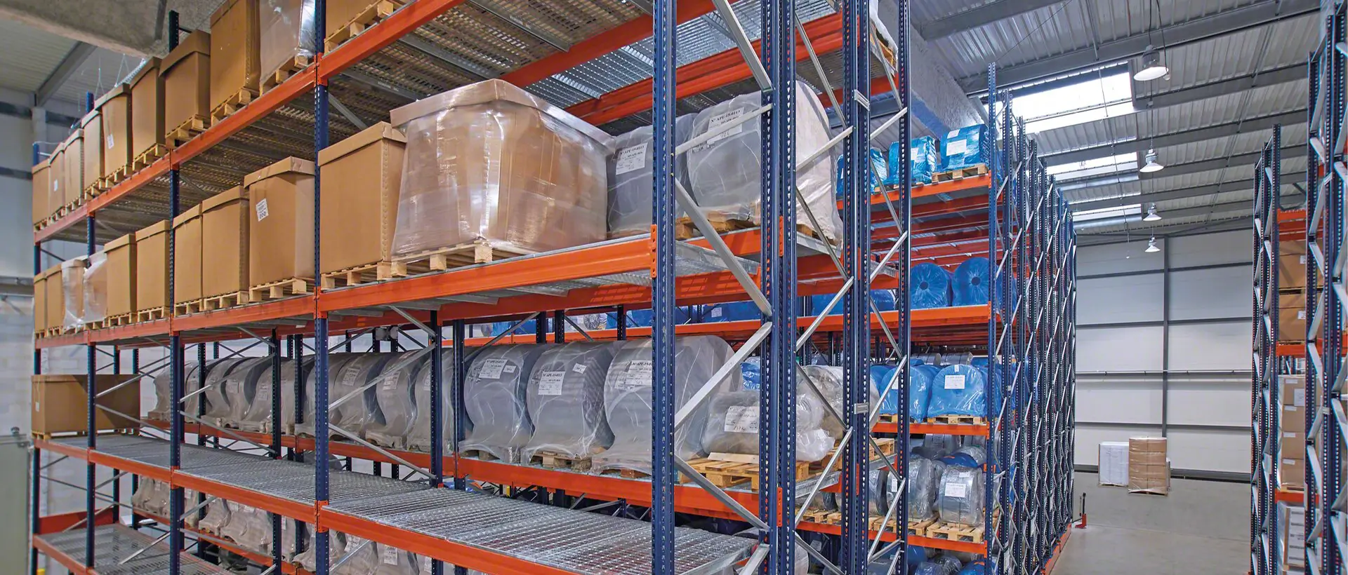 Quel que soit votre secteur d'activité, la gestion du stockage est un enjeu stratégique. De la matière première aux produits finis, nous concevons des solutions sur mesure, parfaitement adaptées à la nature de vos charges et à vos contraintes logistiques.